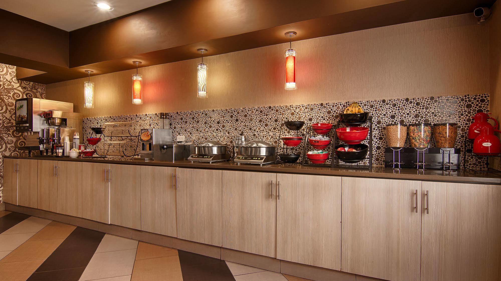 Hotel Western Downtown Coliseum 3*